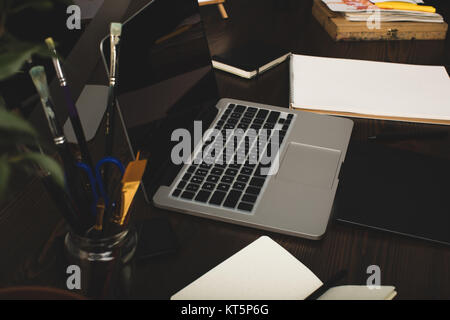 Vue rapprochée d'un ordinateur portable avec écran blanc et tablette graphique au milieu de concepteur Banque D'Images