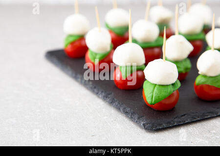 Salade Caprese. Brochettes avec tomate et mozzarella au basilic. Banque D'Images