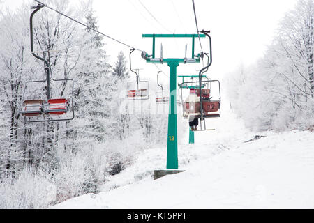 Les skieurs sur le remonte-pente de neige en montagne à journée d'hiver. ascenseur funiculaire à ski resort Banque D'Images