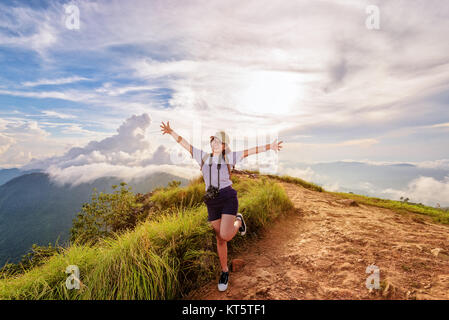 Fille avec un randonneur heureux sur Phu Chi Fa Mountain Banque D'Images