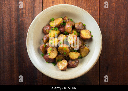 Pommes de terre rôties au four sur table en bois Vue de dessus Banque D'Images