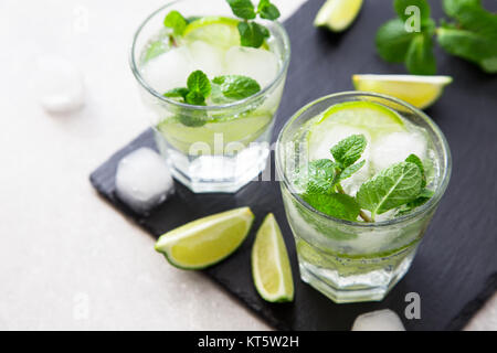 Rempli de limonade d'été mojito dans un verre sur un fond noir en ardoise et du conseil. Banque D'Images