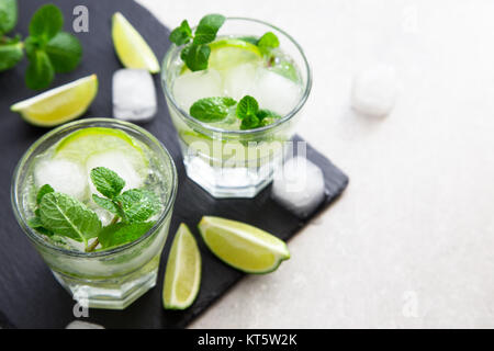 Rempli de limonade d'été mojito dans un verre sur un fond noir en ardoise et du conseil. Banque D'Images