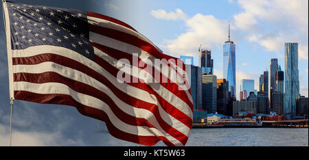 American flag flying la brise contre un ciel bleu Skyline de New York, pont de Brooklyn et Manhattan, à la lumière du soleil tôt le matin , New Yo Banque D'Images