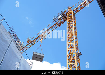 Site de construction avec des grues sur fond de ciel Banque D'Images