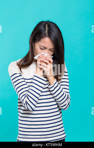 Femme souffrir de l'allergie nasale Banque D'Images