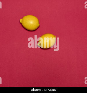Citrons sur fond rouge Banque D'Images