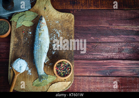 Une odeur de poisson frais d'épices pour la cuisine sur un conseil de cuisine Banque D'Images