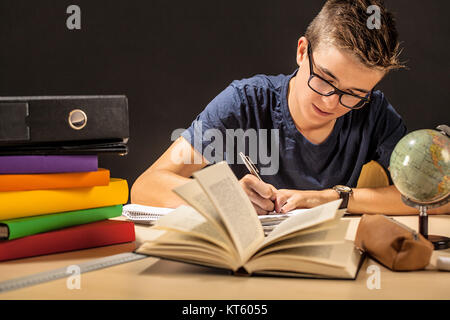 Faire des devoirs d'étudiants in dark room Banque D'Images