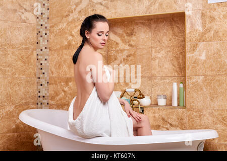 .Jeune femme avec une serviette dans la salle de bains. Banque D'Images