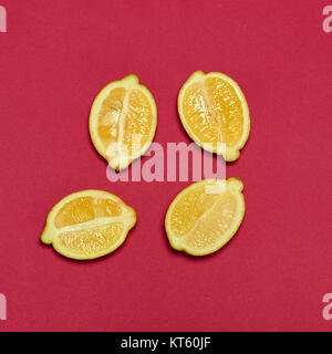Citrons sur fond rouge Banque D'Images