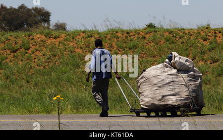 Johannesburg, Afrique du Sud - homme non identifié de plastique chariots poubelles résidentiel à vendre à la recycler depot pour gagner de l'argent Banque D'Images