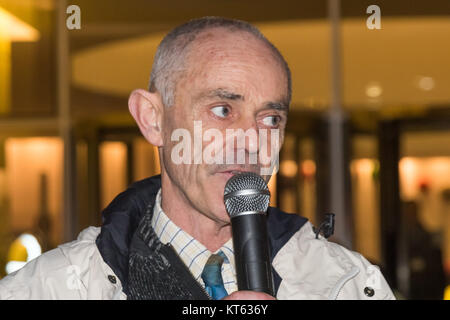 Donnachadh McCarthy, co-organisateur de la Plus de cercueils - Die-In pour des rues plus sécuritaires par arrêter de tuer les cyclistes à l'extérieur parle de l'AC du TfL à Londres. Banque D'Images