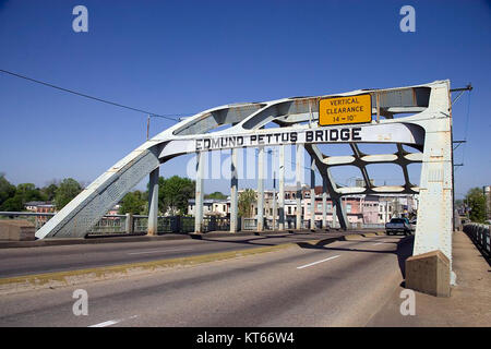 Le pont Edmund Pettus, situé à Selma, en Alabama, est un site historique connu pour son rôle dans le mouvement des droits civiques, en particulier lors des marches de Selma à Montgomery en 1965. Le pont est un symbole de lutte et de résilience. Banque D'Images