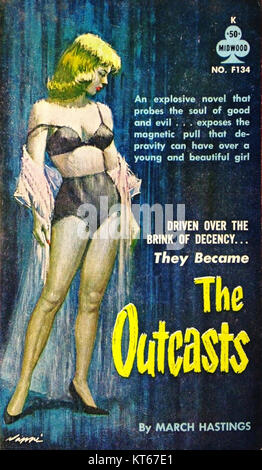 *The Outcasts* de March Hastings présente une illustration de Rudy Nappi. Cette couverture de livre de 1961 fait partie de la série Midwood F134, remarquable pour son style vintage Pulp art. Banque D'Images
