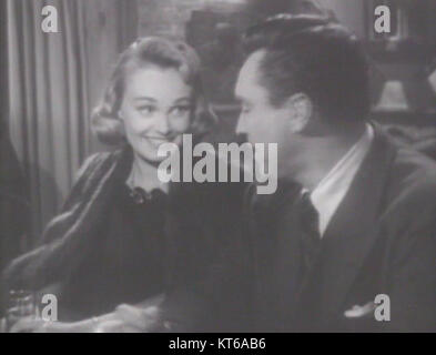 Virginia Lee et Edmond O'Brien jouent dans le film de 1950 *DOA*, un thriller noir. Leurs rôles contribuent à l'atmosphère tendue du film, centrée autour d'un homme qui a été empoisonné et qui court contre la montre pour résoudre son propre meurtre. Banque D'Images