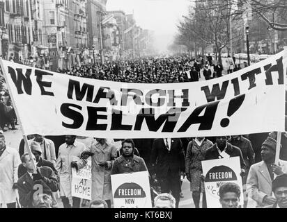 La photographie intitulée « nous marchons avec Selma » représente un moment du mouvement des droits civiques, capturant des militants marchant pendant la marche de Selma à Montgomery en 1965. Banque D'Images