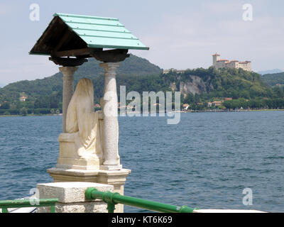 Arona Lungolago est une promenade pittoresque au bord du lac situé dans la ville d'Arona, en Italie, sur les rives du lac majeur. Il offre une vue imprenable sur le lac et les montagnes environnantes, ce qui en fait une destination touristique populaire. Banque D'Images