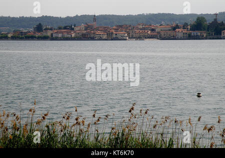 L'Arona Panorama 3 est une vue panoramique de la ville d'Arona, située sur le lac majeur en Italie. Connue pour sa vue imprenable sur le lac et les montagnes environnantes, Arona offre une atmosphère pittoresque et une signification culturelle. Banque D'Images