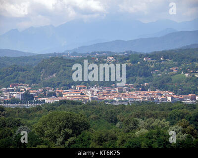Le Panorama d'Arona est une vue panoramique de la ville d'Arona, située sur le lac majeur en Italie. Connue pour son paysage pittoresque, elle offre une vue imprenable sur le lac et les montagnes environnants, ce qui en fait une destination populaire pour les touristes. Banque D'Images