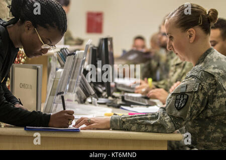 La CPS. Rébecca Pletcher, 7250th Groupe de soutien médical, procesess soldat Un soldat au cours de la transformation de l'état de préparation à Fort Belvoir Community Hospital, 10 décembre 2017. Le 7250th Groupe de soutien médical est l'une des nombreuses unités relevant de la réserve de l'Armée de terre commande médicale. La réserve de l'armée américaine fournit environ 67 % de l'Armée de brigades médicales. (U.S. Army Banque D'Images