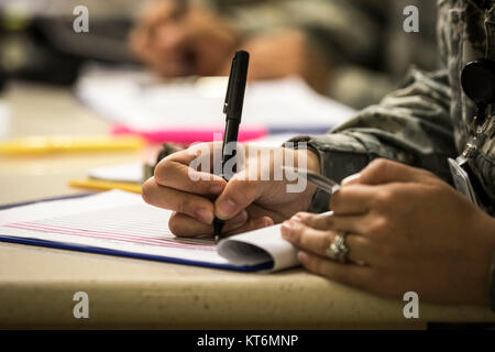 La CPS. Rébecca Pletcher, 7250th Groupe de soutien médical, un soldat au cours des processus de transformation de l'état de préparation militaire à Fort Belvoir Community Hospital, 10 décembre 2017. Le 7250th Groupe de soutien médical est l'une des nombreuses unités relevant de la réserve de l'Armée de terre commande médicale. La réserve de l'armée américaine fournit environ 67 % de l'Armée de brigades médicales. (U.S. Army Banque D'Images