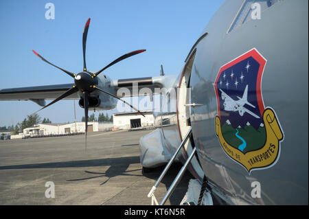 Une armée de l'air colombienne avions Casa 295 est situé sur l'aire à Joint Base Lewis-McChord, dans l'État de Washington, avant un vol pour la mobilité de l'exercice 2017, Guardian le 2 août. Guardian Mobility est un réaliste, axée sur des mises en exercice, avec une partie importante de se concentrer sur l'intégration des conjoints avec l'US Air Force et des partenaires internationaux. (U.S. Air Force Banque D'Images