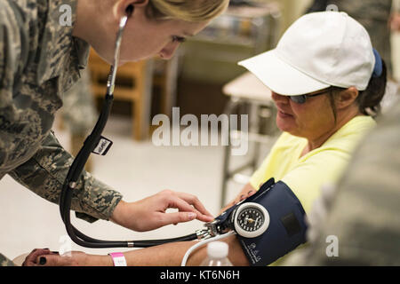 Airman Senior Megan McGahan,155e Groupe médical, la base de la Garde nationale aérienne de Lincoln, Neb., prend une mesure de la pression artérielle à Swain Comté High School au cours de Smoky Mountain novateur de formation médicale de l'état de préparation de Bryson City, N.C., 7 août 2017. McGahan des patients enregistrés vitals avant d'accompagner à la section de soins dentaires au cours de l'IRT Smoky Mountain, qui a dispensé des soins à 5 800 résidents dans l'argile et Swain counties en Caroline du Nord. (U.S. Air Force Banque D'Images