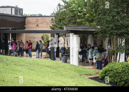 Près de 50 intervenants à l'extérieur de Swain Comté High School à recevoir sans frais médicaux, dentaires et ophtalmologiques et des services vétérinaires au cours de Smoky Mountain novateur de formation médicale de l'état de préparation de Bryson City, N.C., 7 août 2017. Habitants alignés dès 4 heures pour recevoir des soins de l'armée les fournisseurs de Smoky Mountain Medical. (U.S. Air Force Banque D'Images