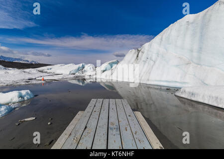 Table de pique-nique avec de l'eau de fusion glaciaire rassemblées dans un lac près de la fin de Matanuska Glacier, au nord-est d'Anchorage, Alaska, USA Banque D'Images