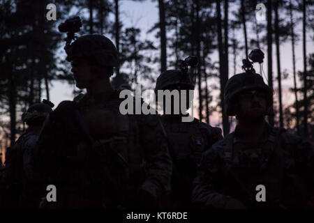 Les Marines américains auprès de la société F., 2e Bataillon, 8e Régiment de Marines, avant de procéder à une phase de tir réel de nuit gamme d'agression à l'aide de dispositifs de vision de nuit PVS-14 lors d'un déploiement de la formation (DFT) sur Fort AP Hill, Virginie, le 2 décembre 2016. Le but de la DFT est d'intégrer tous les membres du bataillon dans la formation squad, peloton, compagnie, et niveau du bataillon compétences tactiques afin de maintenir la maîtrise des tâches essentielles de la mission de base. (U.S. Marine Corps Banque D'Images