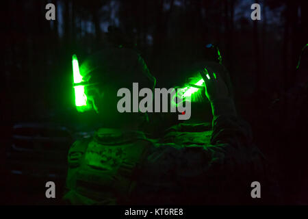 Les Marines américains auprès de la société F., 2e Bataillon, 8e Régiment de Marines, joindre CHemlights en tant que dispositifs de sécurité à leur Kevlars effectuer un tir de nuit gamme agression à l'aide de dispositifs de vision de nuit PVS-14 lors d'un déploiement de la formation (DFT) sur Fort AP Hill, Virginie, le 2 décembre 2017. (U.S. Marine Corps Banque D'Images