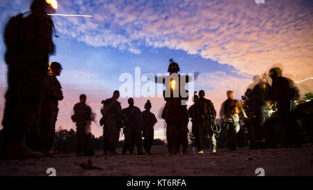 Les Marines américains auprès de la société F., 2e Bataillon, 8e Régiment de Marines, compte-rendu de tir réel de nuit après un intervalle à l'aide de voies de PVS-14 Dispositifs de vision nocturne pendant un déploiement pour la formation (DFT) sur Fort AP Hill, Virginie, le 2 décembre 2017. (U.S. Marine Corps Banque D'Images