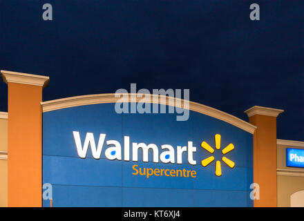 Un Walmart Superstore logo ou signe sur l'avant du magasin, détenu et exploité par Walmart Canada Corp. Banque D'Images