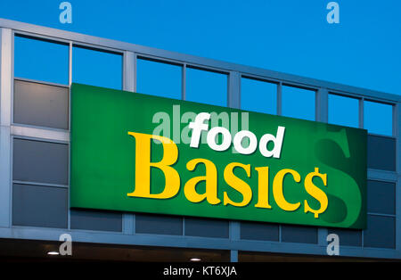 Un signe Food Basics allumé au crépuscule. Food Basics est la propriété de Metro inc. et est une chaîne de supermarchés magasin au Canada. Banque D'Images