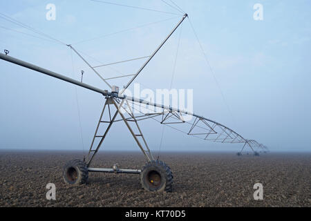 L'Irrigation des cultures en utilisant le pivot central du système sprinkleur brouillard d'hiver sur la Banque D'Images
