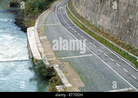 Location trajet dessiné sur la route asphaltée. Voies réservées aux cyclistes. Panneaux de circulation et la sécurité routière. Banque D'Images