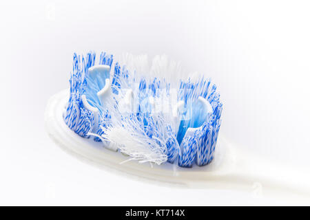 Close up d'une vieille brosse sur fond blanc Banque D'Images