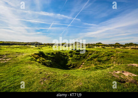 Moutons paissent à proximité d'une guerre mondiale 2 cratère de bombe à la côte normande de la Manche à la Pointe du Hoc Banque D'Images