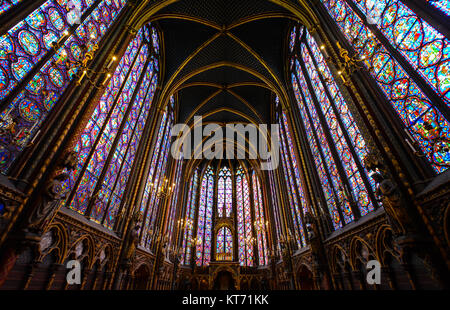 L'intérieur de la Sainte-Chapelle, au niveau supérieur de la chapelle royale gothique sur l'Ile de la Cité à Paris France, mettant en lumière c'est les vitraux Banque D'Images