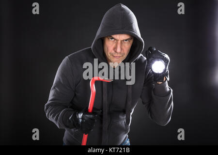 Portrait Of A Thief sur fond noir Banque D'Images