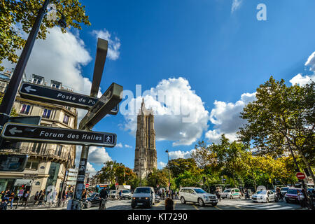 Le quartier animé, occupé Rue de Rivoli à Paris, France sur une journée ensoleillée au début de l'automne avec la tour gothique St Jacques en arrière-plan Banque D'Images