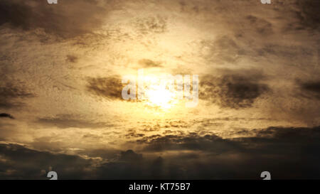 Coucher du soleil, le ciel avec les nuages à la céleste Banque D'Images