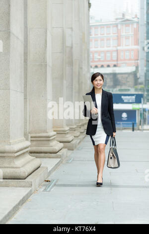 Businesswoman Walking on the street Banque D'Images