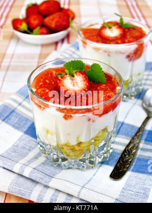 Dessert aux fraises lait et flocons dans deux grands verres Banque D'Images