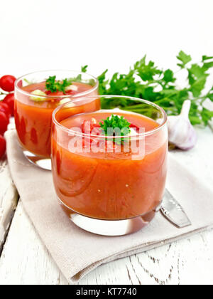 Tomate soupe dans deux verres de persil à bord Banque D'Images