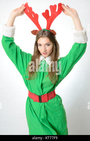 Jeune modèle féminin, une séance de photo de Noël. Jeune fille de 20 ans en costume de renne. Banque D'Images