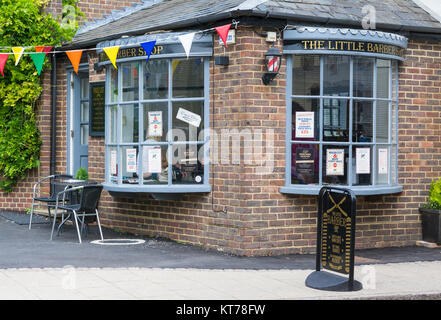 Le petit salon de coiffure à Arundel, West Sussex, Angleterre, Royaume-Uni. Banque D'Images