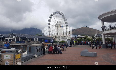 CAPE TOWN, AFRIQUE DU SUD- 22 novembre 2017 : vue sur le port avec grande roue Banque D'Images