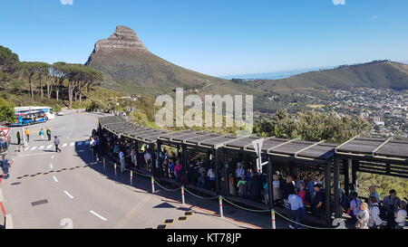 CAPE TOWN, AFRIQUE DU SUD - 17 NOVEMBRE 2017 : les touristes dans la file à l'entrée du téléphérique de Table Mountain, attente pour l'admission. Banque D'Images